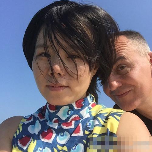 39岁龚琳娜与老公海边享受假日 晒比基尼照