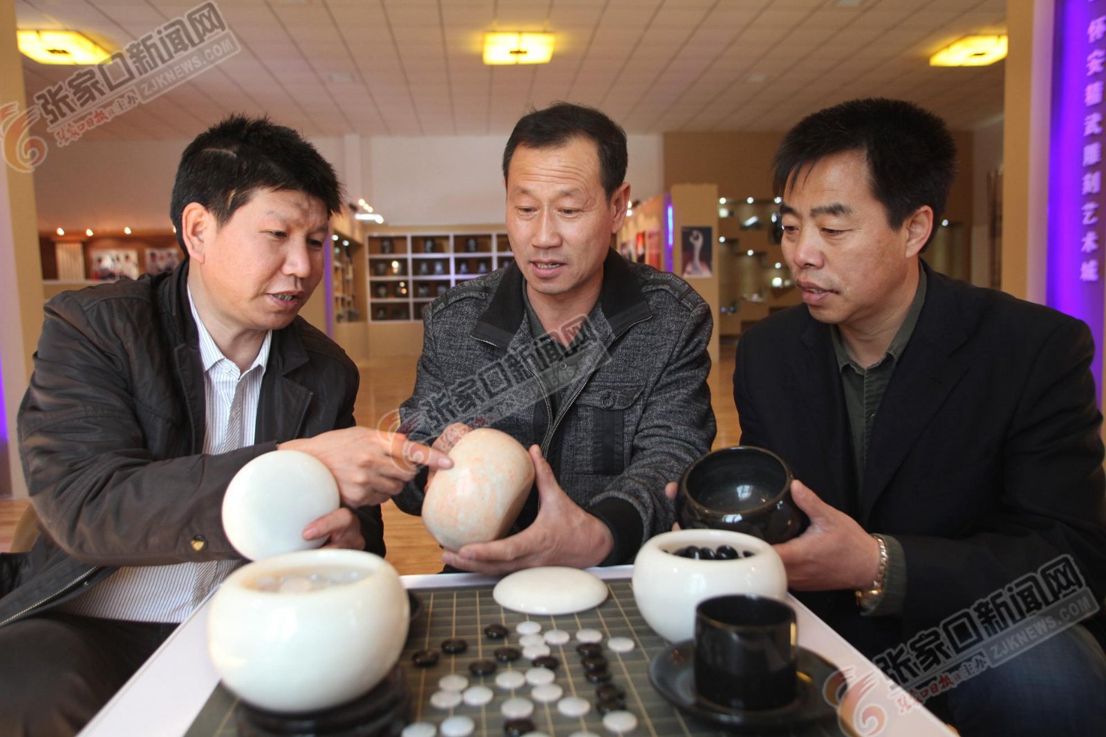 精美的石头会“唱歌” 武飞（中）给客户介绍围棋罐系列产品。