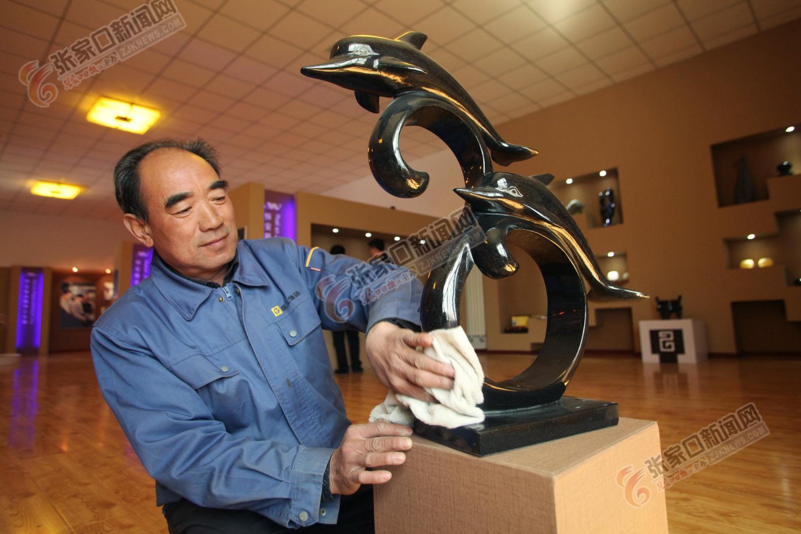 精美的石头会“唱歌” 工作人员擦拭展品。 武殿森摄