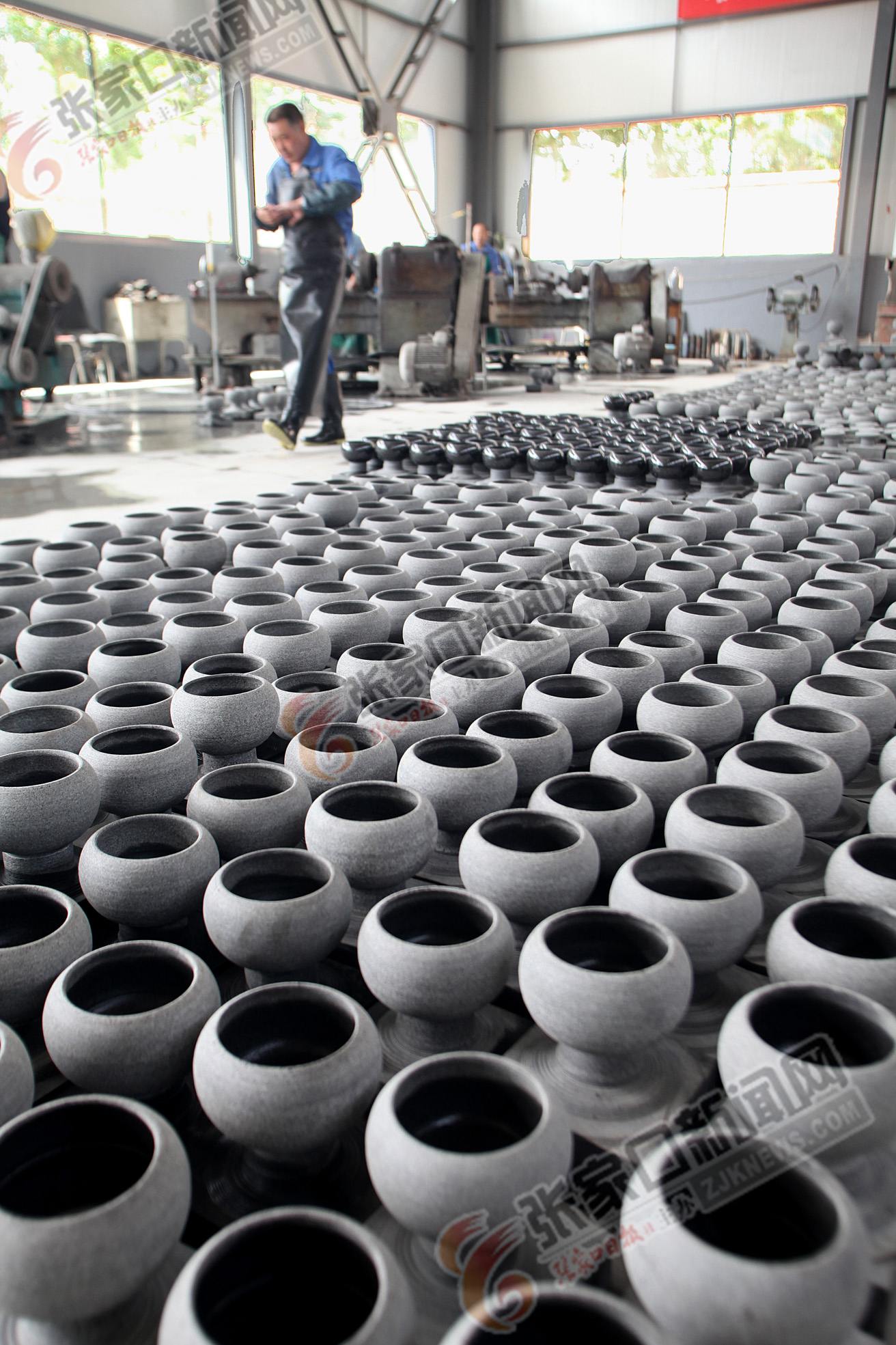 精美的石头会“唱歌” 围棋罐生产车间。