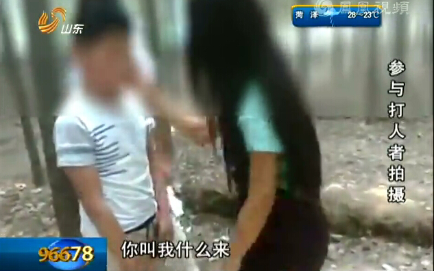 男子伸进女同学内衣_整只手伸进女生内衣(3)