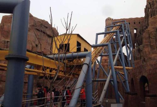 北京欢乐谷过山车停半空 20多名游客倒悬20分钟(图)