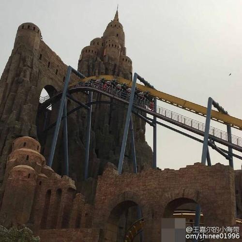 北京欢乐谷过山车停半空 20多名游客倒悬20分钟(图)