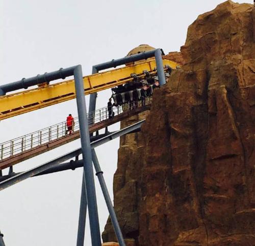 北京欢乐谷过山车停半空 20多名游客倒悬20分钟(图)