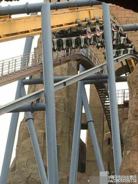 北京欢乐谷过山车停半空 20多名游客倒悬20分钟(图)