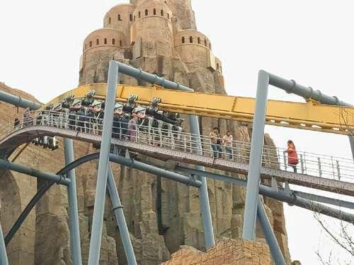 北京欢乐谷过山车停半空 20多名游客倒悬20分钟(图)