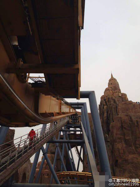 北京欢乐谷过山车停半空 20多名游客倒悬20分钟(图)