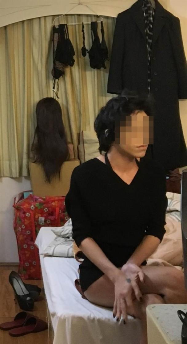 吸毒男驱内衣女游街_性感内衣女(2)