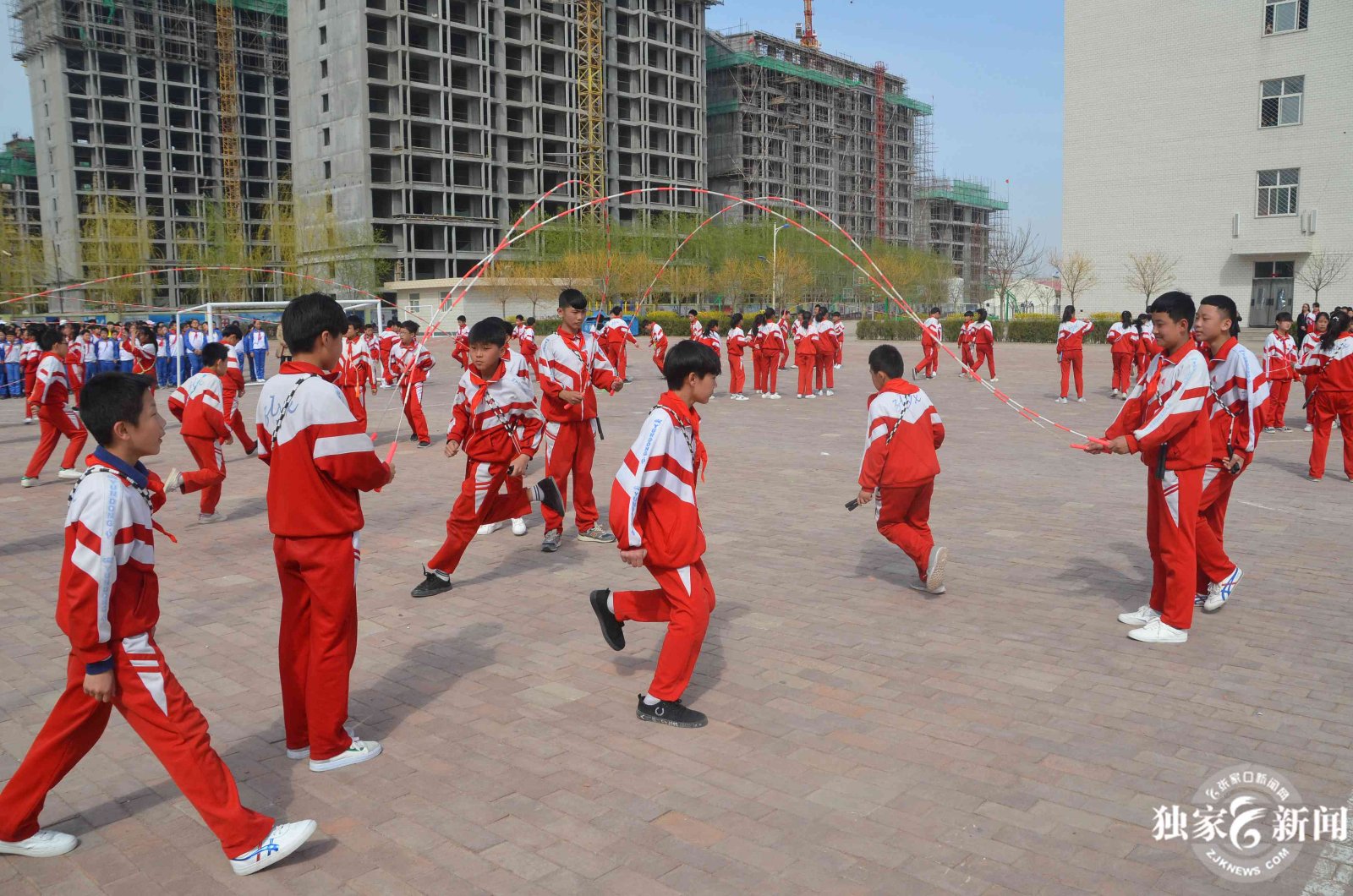 涿鹿县第七届全民健步走活动开幕式结束后,涿鹿县东风路小学校长和200