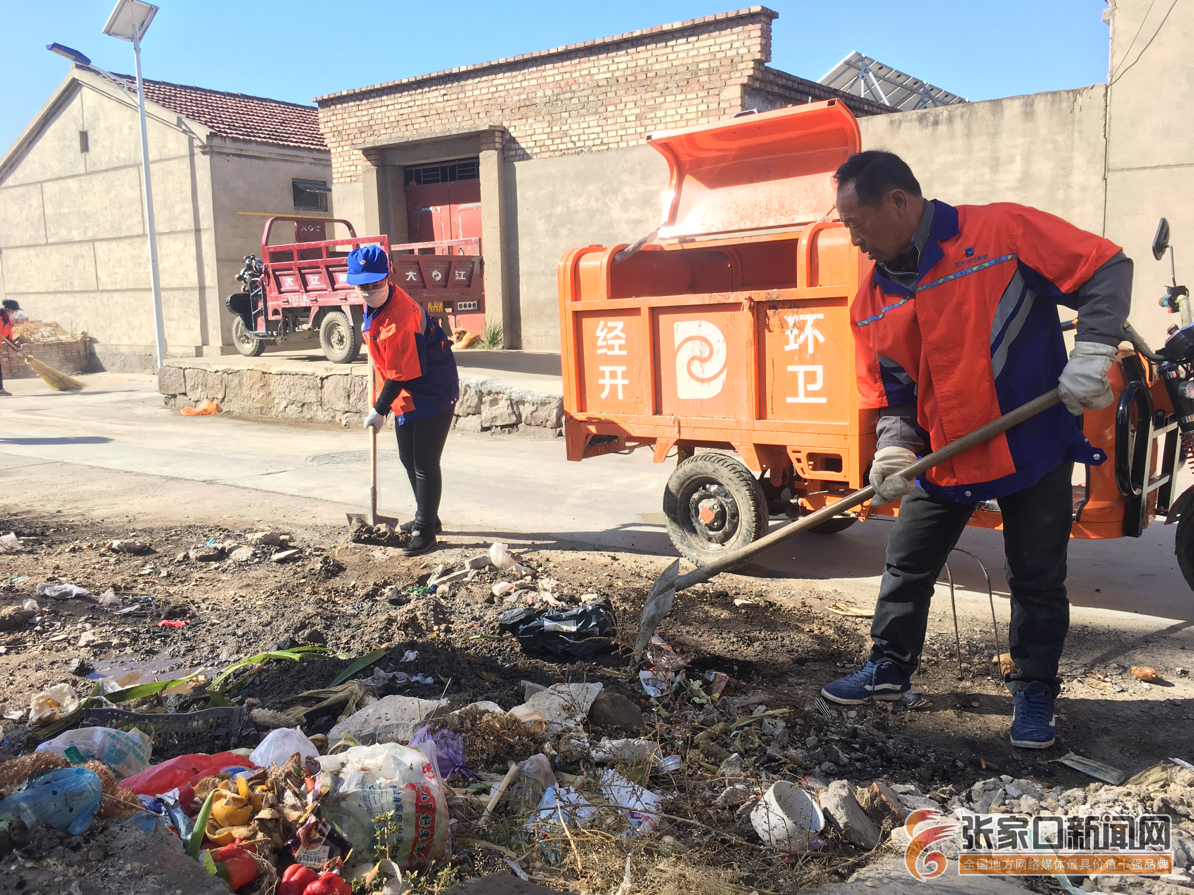 环卫工对农村环境进行集中整治 王映华 摄