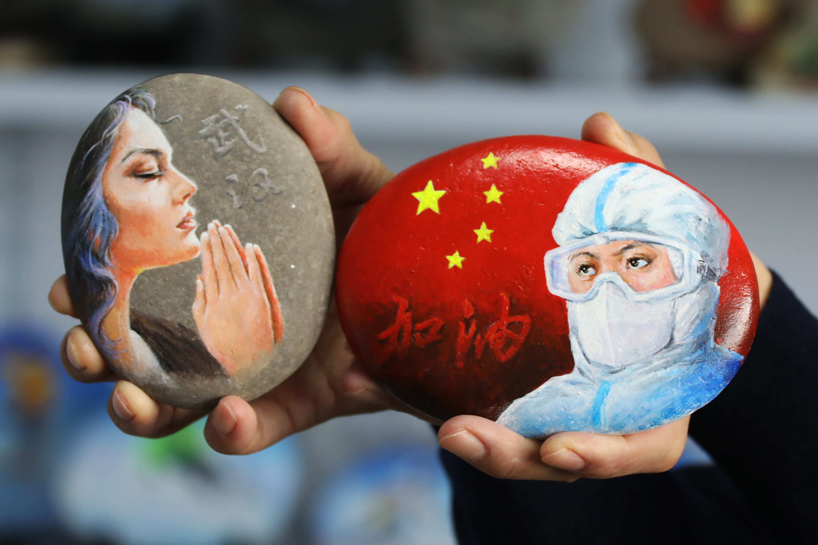 22月9日,陈智旺展示"疫情防控"主题系列石头画.