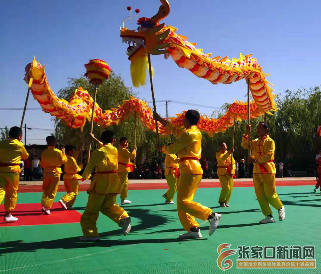 传统舞龙走进胡家屯中心校