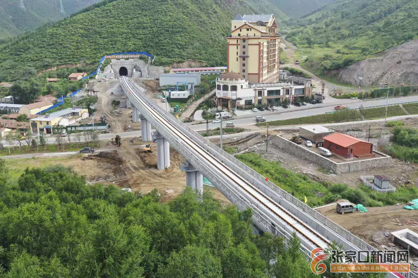 太锡铁路太崇段铺轨完成