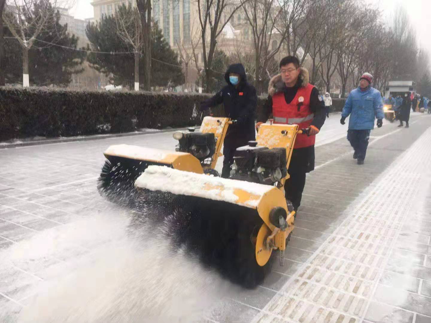 万金体育下载app张家口市环卫部门全力除雪保障道路畅通(图1)