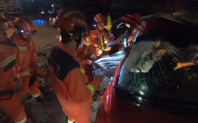 张家口阳原县：轿车凌晨撞树一人被困 消防冒雨施救助其脱困