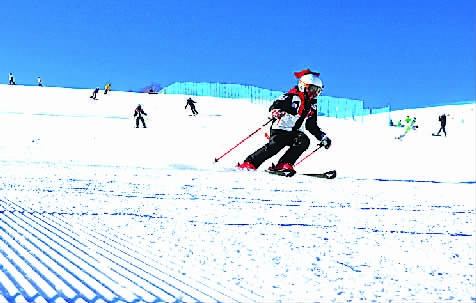 1月1日，滑雪爱好者在河北省张家口市崇礼区云顶滑雪公园滑雪。1.jpg