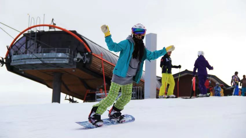 太舞小镇迎来全国各地的滑雪爱好者。.jpg