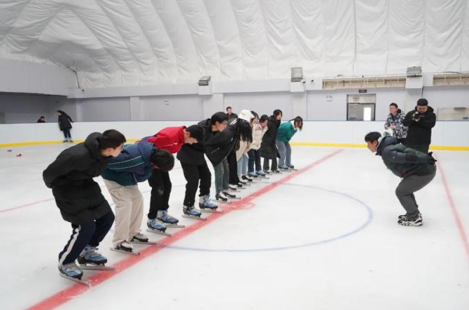 懷安百余名中小學生迎來“冰上課堂”