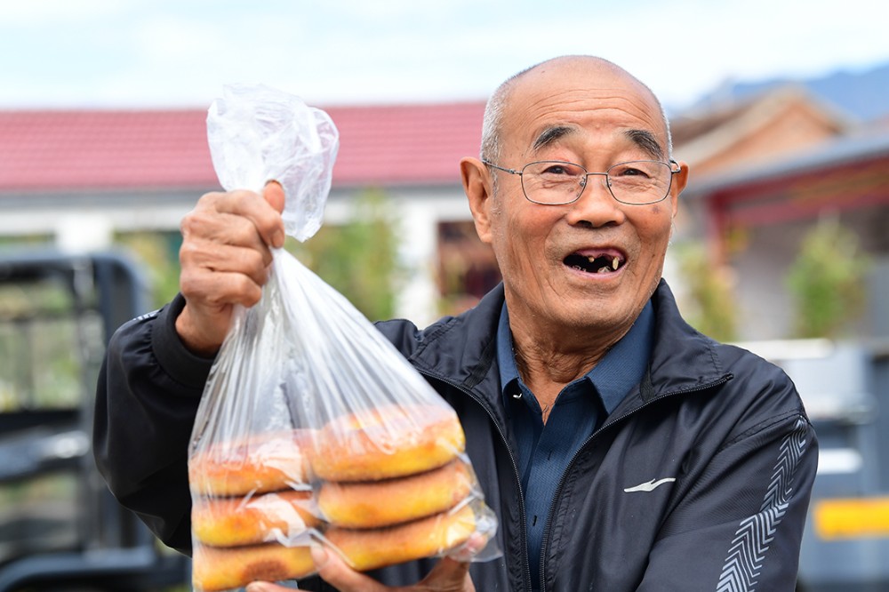 懷來：下八里村敬老月餅暖人心