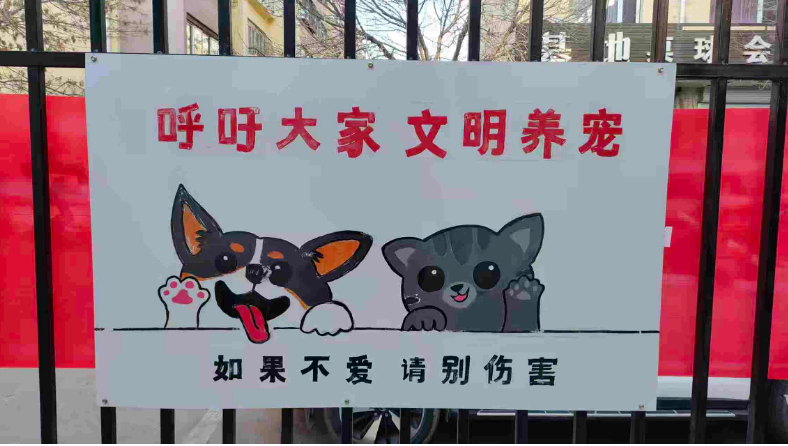 退休老人化身“墙画师”手绘广告牌“点亮”文明新风